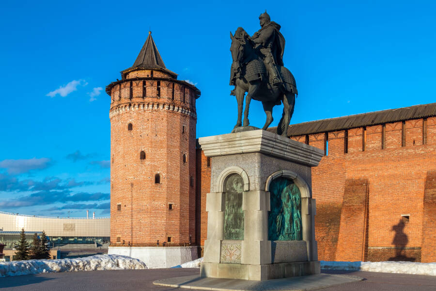 Памятник Дмитрию Донскому перед Коломенской (Маринкиной) башней, Коломна. Фото: Mike1979 Russia CC BY-SA 4.0