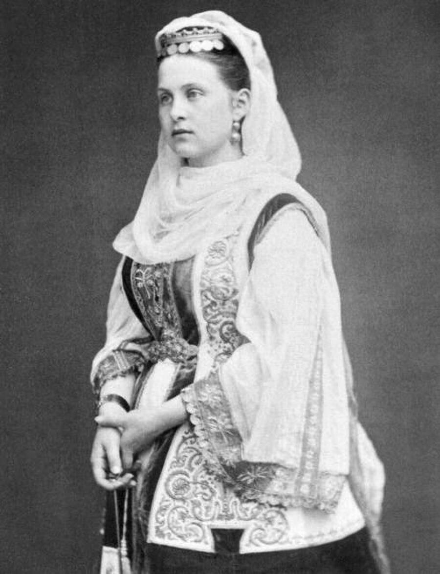 Королева Греции Ольга в традиционном греческом костюме, 1870 год. 