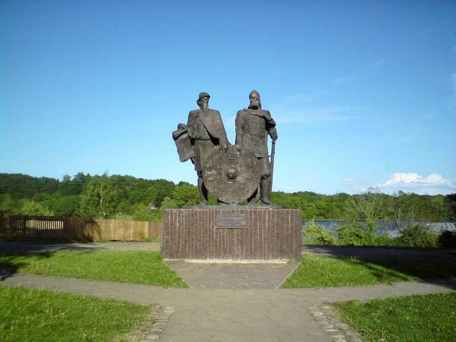 Памятник Олегу и Рюрику в Старой Ладоге (Uz1awa CC BY-SA 4.0)
