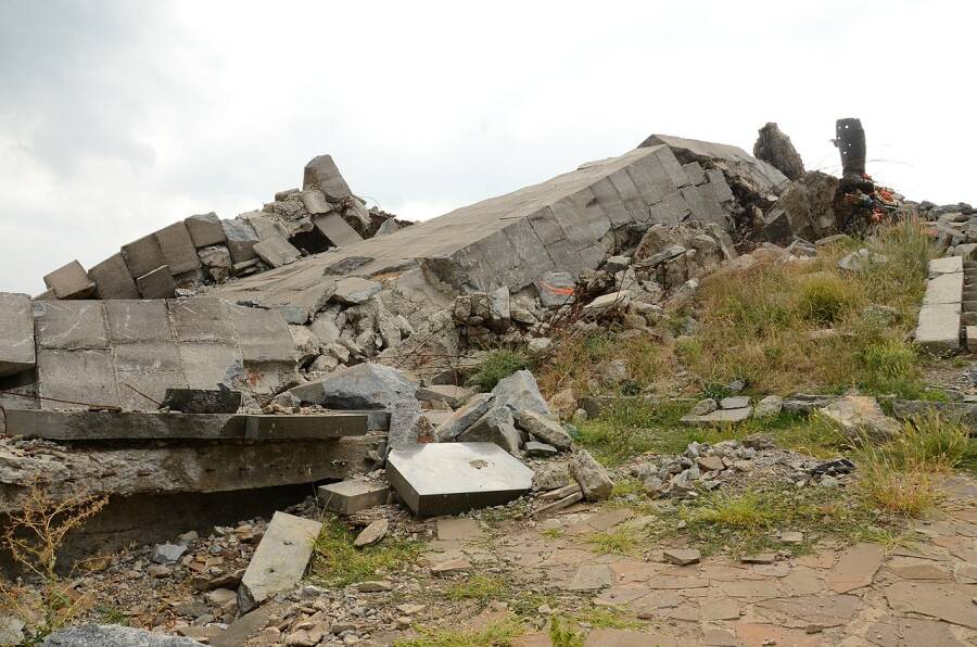  Упавший обелиск. На заднем плане виден сапог, оставшийся от монумента солдату. 18 августа 2015 года.