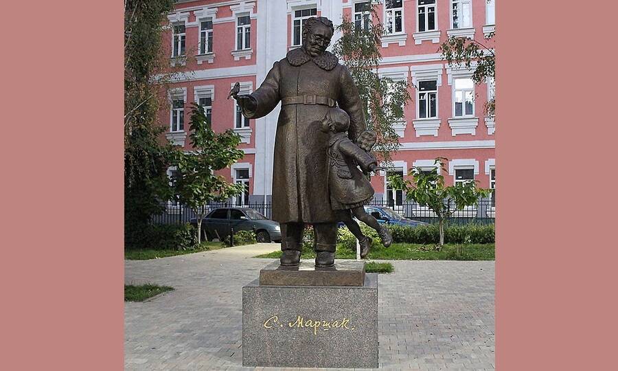 Памятник С.Я. Маршаку в Воронеже. Скульптор М.И. Дикунов, 2015 год. 