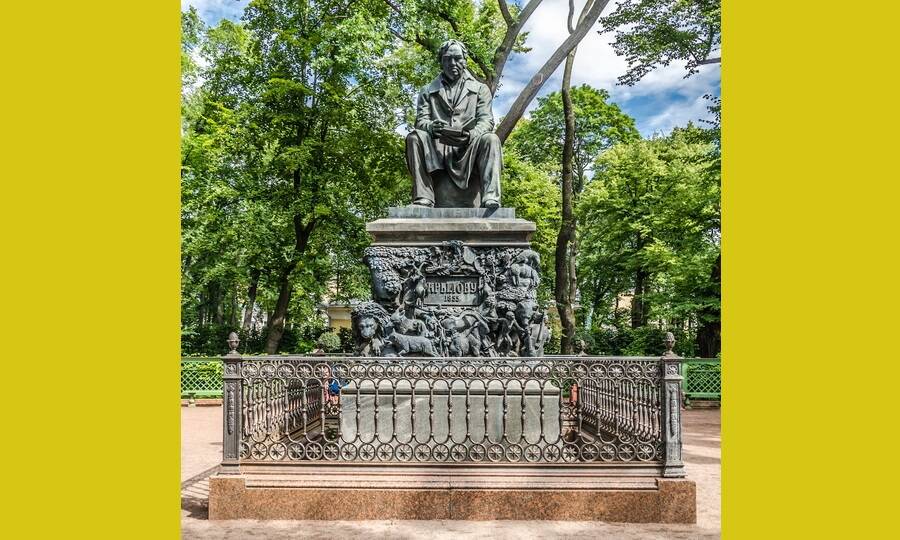 Памятник И.А. Крылову в Летнем саду в Санкт-Петербурге. Скульптор П.К. Клодт, 1855 год. 