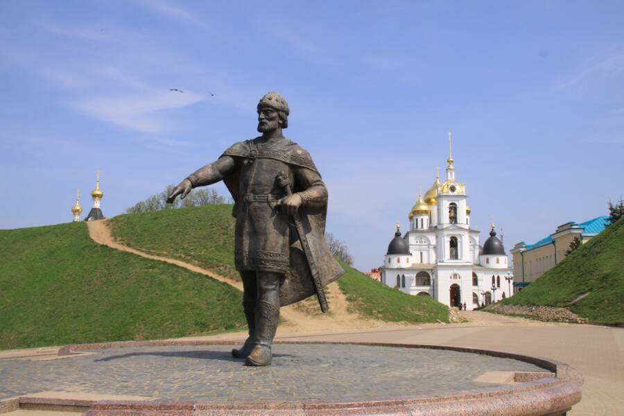 Памятник Ю. Долгорукому в Дмитрове. Фото: Snekot CC BY-SA 4.0