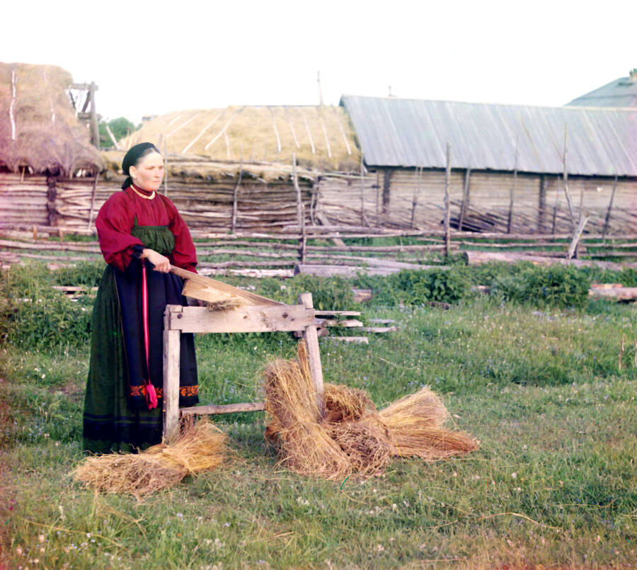 Крестьянка мнёт лён. Пермская губерния. Фото С.М. Прокудина-Горского, 1910 год.
