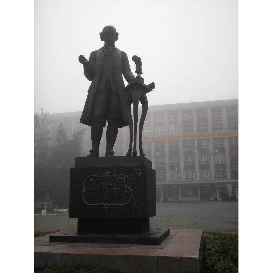 Памятник И.И. Ползунову в Барнауле перед зданием Алтайского государственного технического университета (фото: Obakeneko CC BY 3.0)