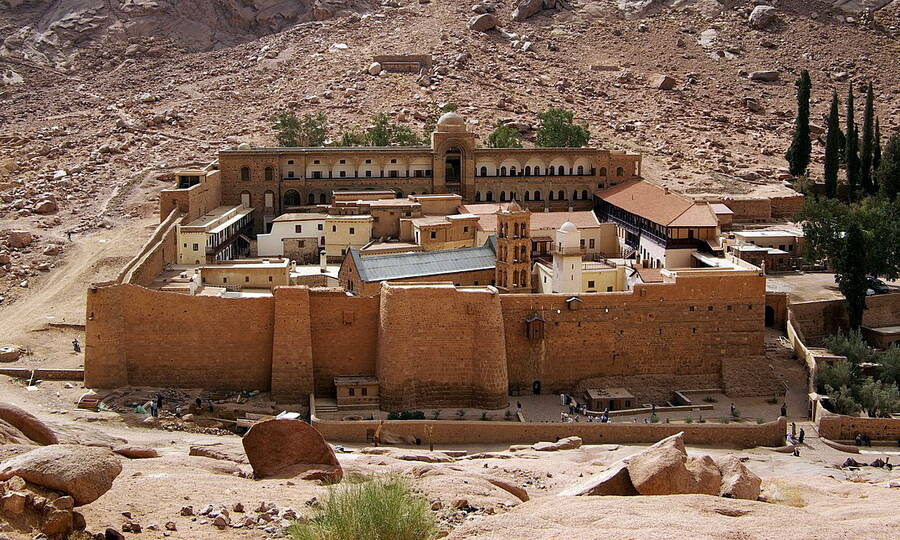 Православный монастырь Св. Екатерины на горе Синай, известный с IV века.