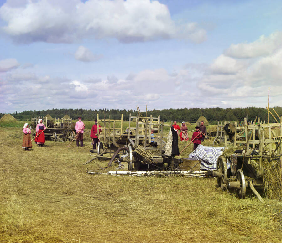 Перерыв на сенокосе. Российская империя. Фото С.М. Прокудина-Горского, 1909 год.