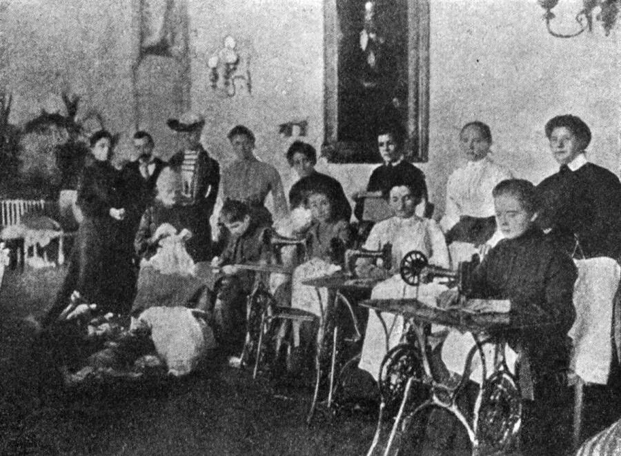 Склад и мастерская Красного креста, устроенные супругой московского губернатора М. Н. Кристи в 1904 году. Заготовление белья для раненых