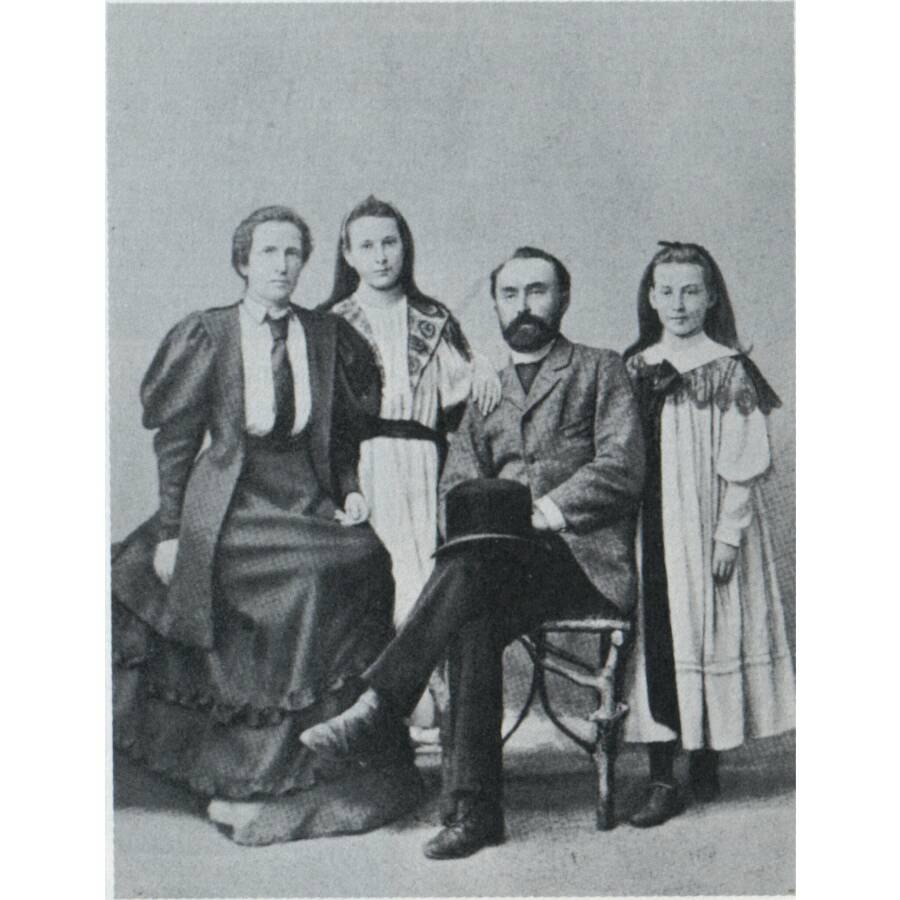 Плеханов с женой и дочерьми в 1890-е годы.