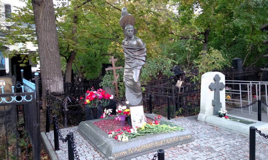 Могила Владимира Высоцкого на Ваганьковском кладбище в Москве. 