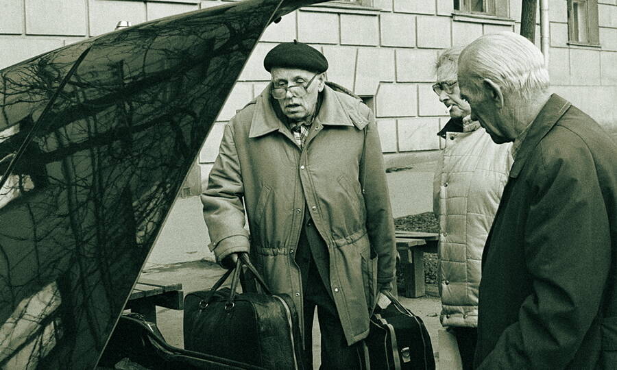В 1988 году академик Сахаров впервые получил возможность отправиться в заграничную поездку – фото запечатлело отъезд. 
