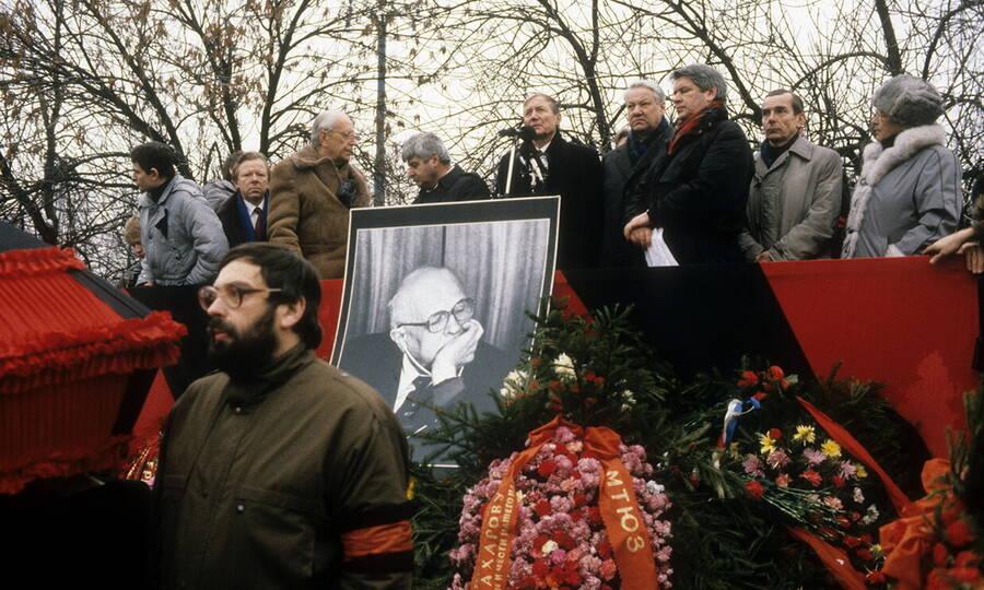  Траурный митинг в Лужниках 18 декабря 1989 года. Выступает поэт Евгений Евтушенко. 