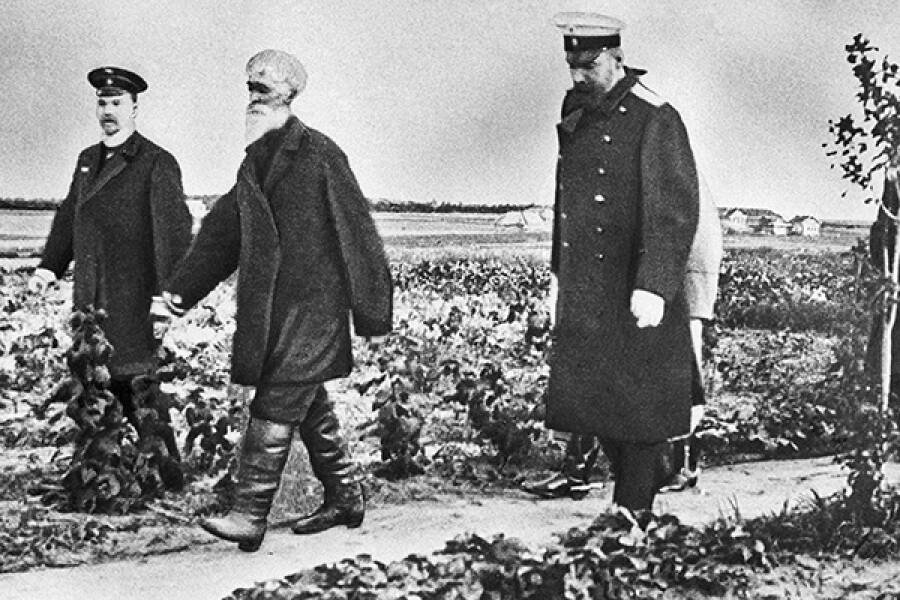 Петр Аркадьевич Столыпин (справа) во время знакомства с хуторским хозяйством недалеко от Москвы