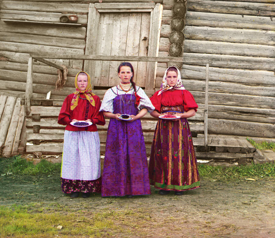 Крестьянки с ягодами у избы, фото С.М. Прокудина-Горского, 1909 год.