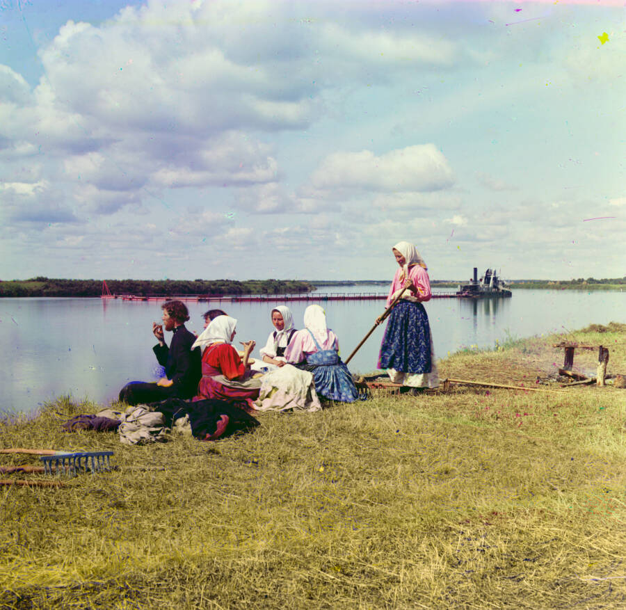 Обед на покосе (Российская Империя). Фото С.М. Прокудина-Горского, 1909 год.