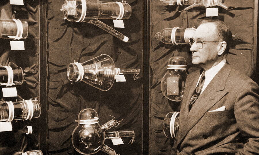 Владимир Зворыкин с коллекцией электронных передающих трубок собственного изобретения, 1950-е гг. 