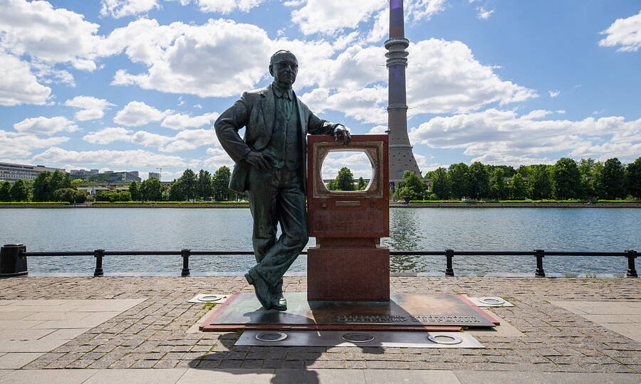 Памятник Владимиру Зворыкину, установленный в Москве неподалёку от телецентра в Останкино. Скульптор С.В. Горяев, 2013 год.