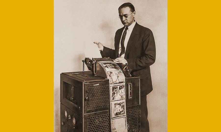 Владимир Зворыкин с факсимильным аппаратом собственного изобретения, 1929 год. 