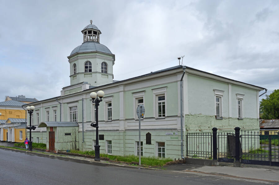 Дом, в котором в 1762-1766 гг. жил Ползунов Иван Иванович. Здание канцелярии Колывано-Воскресенского завода (фото: Atmega644 CC BY-SA 4.0)