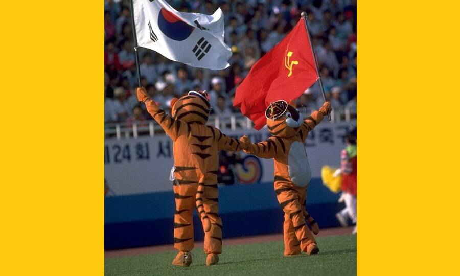Советский и южнокорейский флаги на футбольном матче СССР – Южная Корея. Потепление отношений двух стран во многом началось после Олимпиады 1988 года в Сеуле. 
