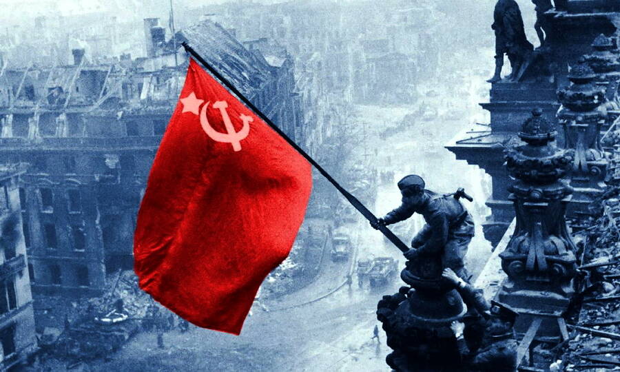 Советский флаг над поверженным рейхстагом. 