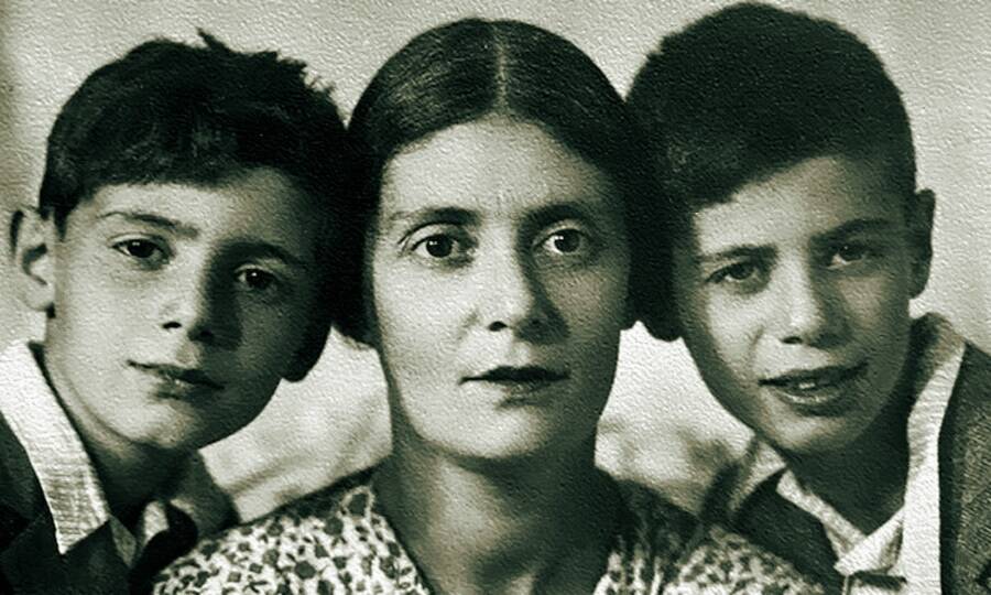 Первая жена писателя Елена Ильинична с сыновьями Владимиром и Дмитрием. 