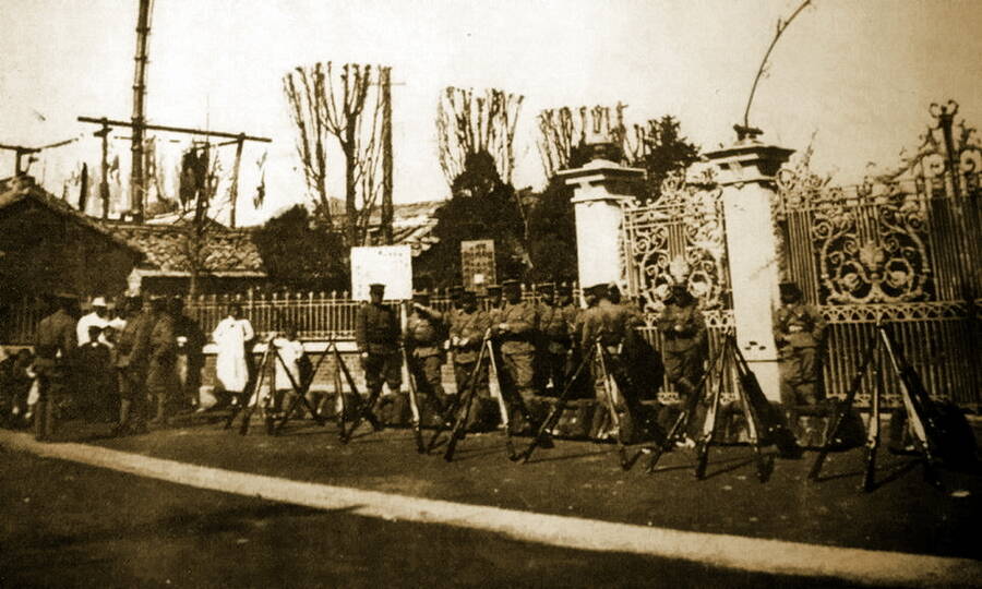 Японские солдаты в оккупированном Сеуле, 1919 год. 