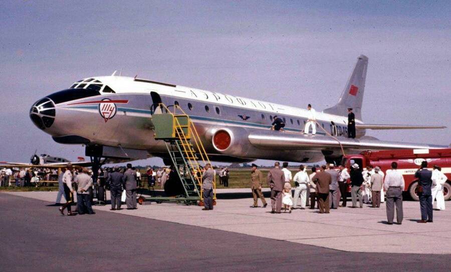 Спроектированный на основе бомбардировщика Ту-16, пассажирский Ту-104 оказался сложным в пилотировании самолётом. Из 205 выпущенных самолётов 37 погибли в авариях и катастрофах.