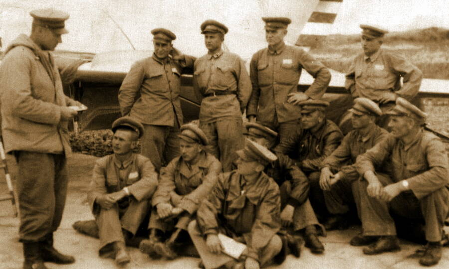 Советские лётчики-истребители, участники войны в Корее, 1950 год.