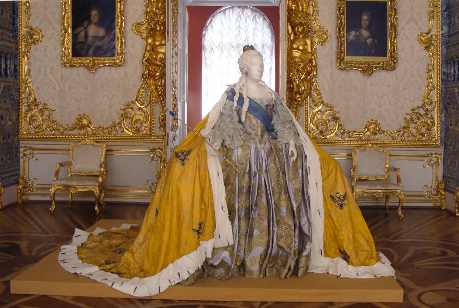 Скульптура императрицы Елизаветы Петровны в её парадном платье (фото: Ivonna Nowicka CC BY-SA 4.0)