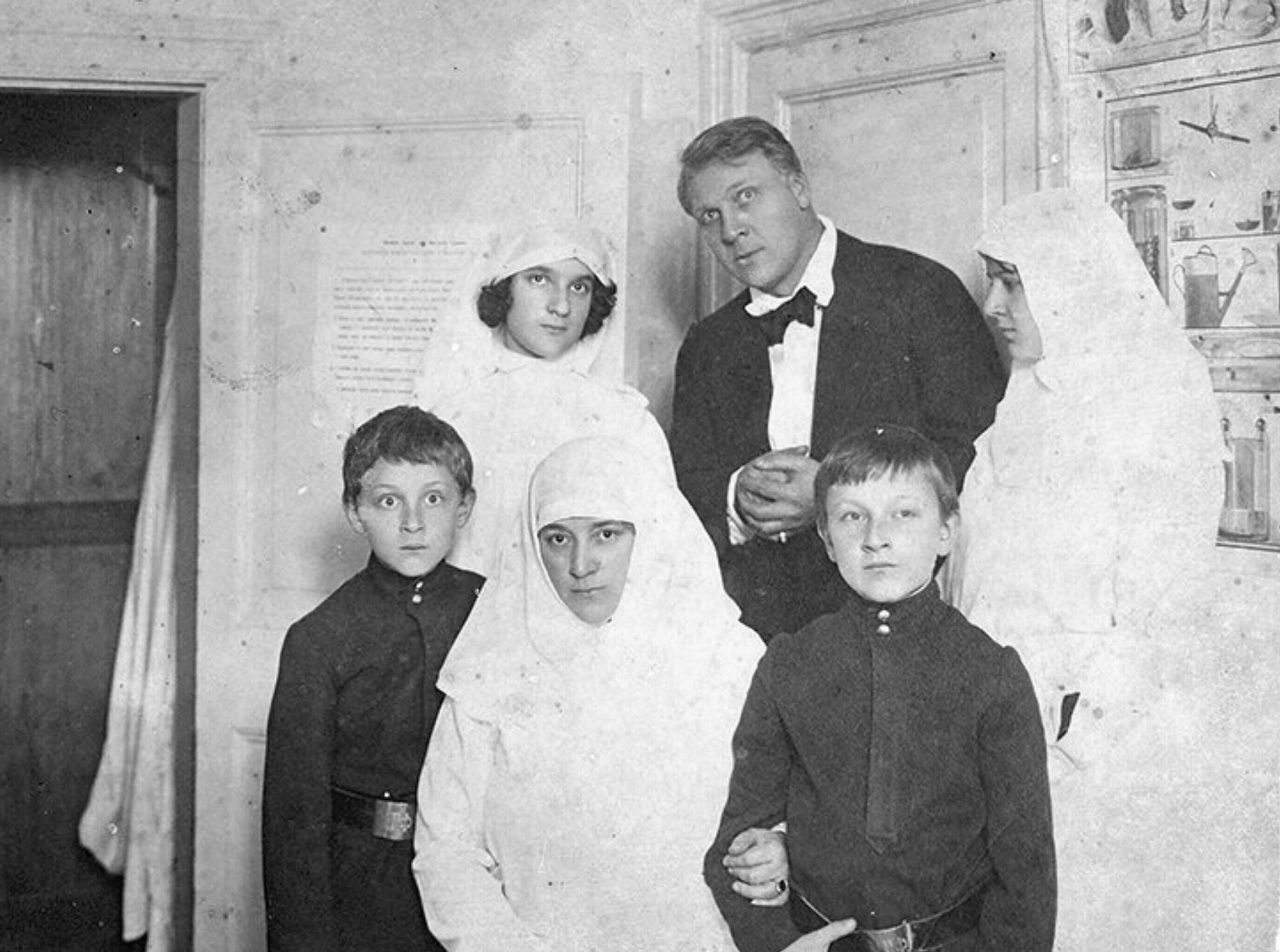 Ф.И. Шаляпин с семьёй в военном госпитале во время Первой мировой войны, 1915 год