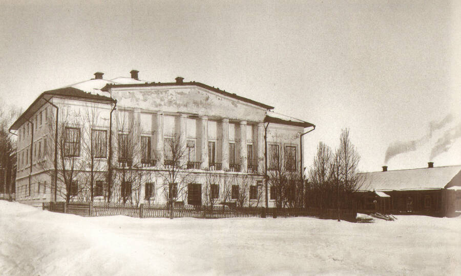 Дом, где родился Л. Н. Толстой, 1828 г. В 1854 году дом проигран писателем в карты, разобран и вывезен в село Долгое. Сломан в 1913 г.