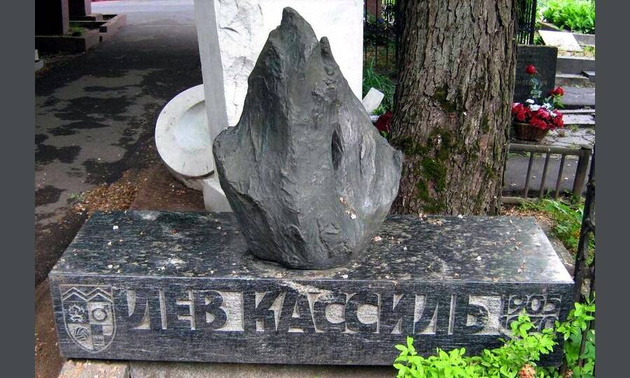 Надгробный памятник на могиле Льва Кассиля. 