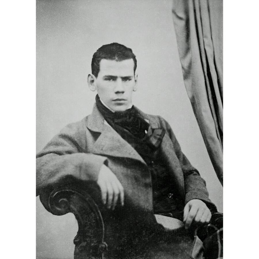 Лев Николаевич Толстой в возрасте 20-ти лет