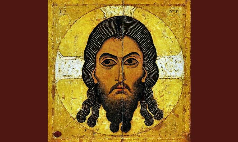 Лик Спасителя на новгородской иконе XII века. Подобное изображение Иисуса Христа часто появлялось на ранних русских флагах. 