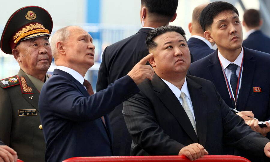Владимир Путин и Ким Чен Ын на космодроме «Восточный» в ходе визита северокорейского лидера в Россию, сентябрь 2023 года. 