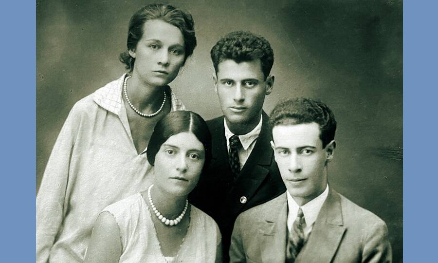 Братья Лев (внизу) и Иосиф (внизу) Кассили с жёнами, 1930-е гг.