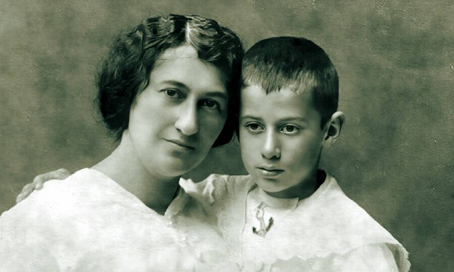 Лев Кассиль с матерью Анной Иосифовной, 1900-е гг.