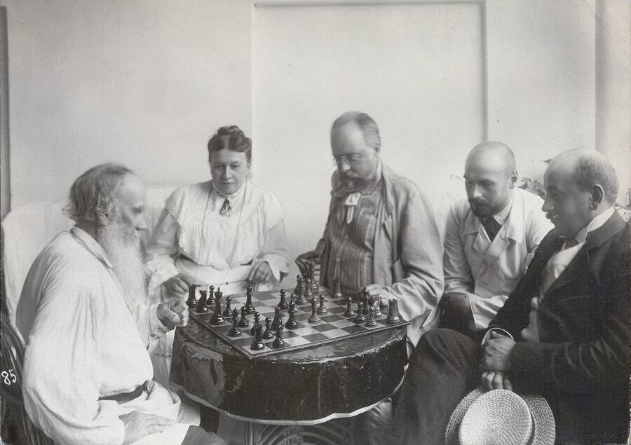 Толстой Л.Н. за шахматами с М.Сухотиным (1-й справа - сын Андрей, 2-й - сын Михаил), 1908 год.