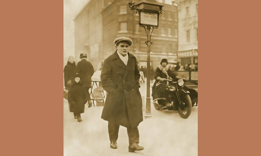 Юрий Олеша на прогулке по Москве, 1930-е гг. 