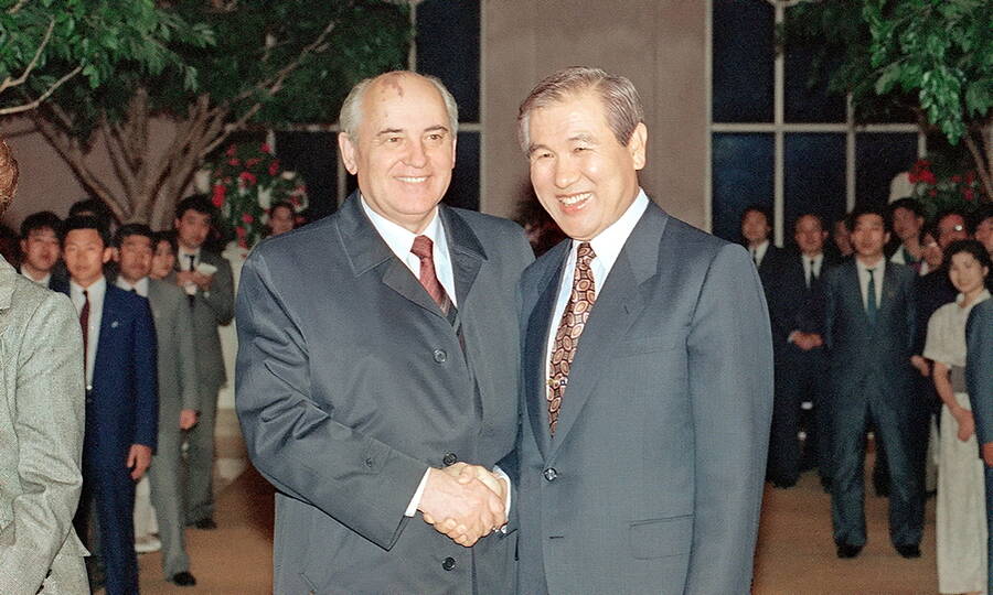 Президенты СССР и Южной Кореи Михаил Горбачёв и Ро Дэ У, 1991 год. 