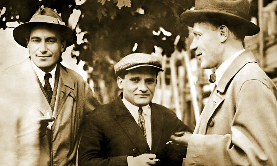  Сотрудники литературного отдела газеты «Гудок» Валентин Катаев, Юрий Олеша и Михаил Булгаков, 1931 год.