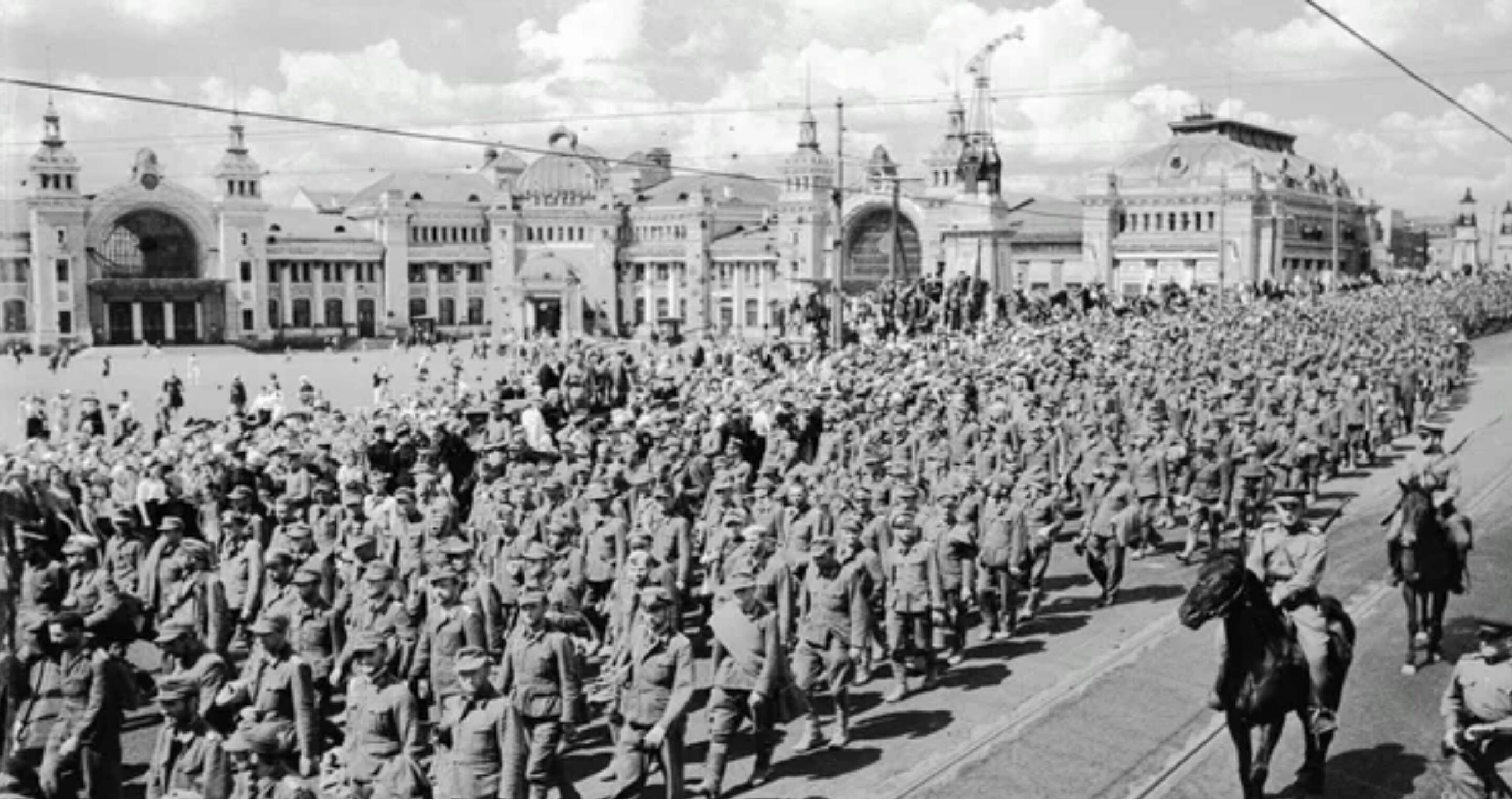 Колонна пленных немцев перед Белорусским вокзалом в Москве. 17 июля 1944 года. © РИА Новости / Михаил Трахман