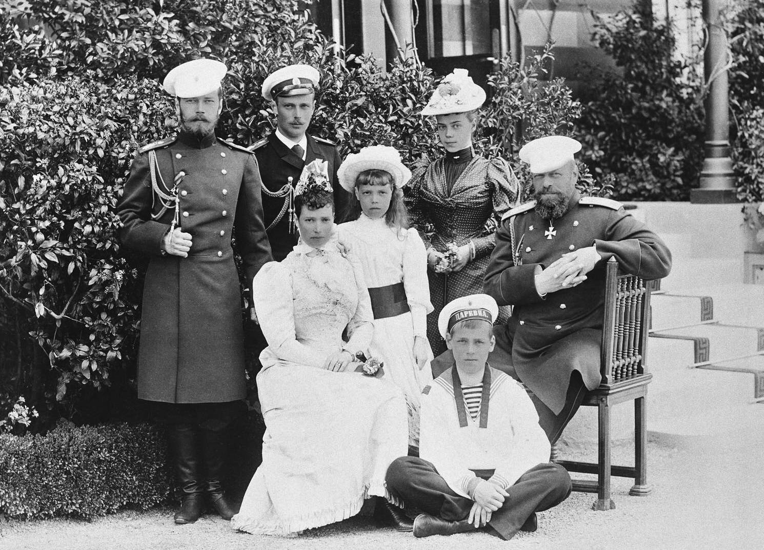 Семья императора Александра Третьего возле Малого Ливадийского дворца, 1893 год.