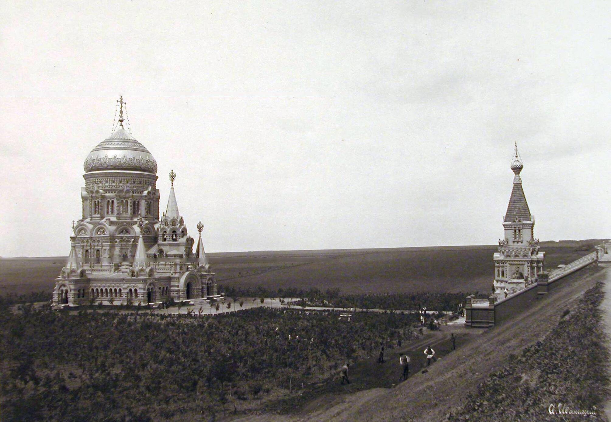 Вид на храм Христа спасителя Преславного Преображения и часовню Нерукотворного образа Спаса, воздвигнутые на месте крушения царского поезда 17 октября 1888 года.