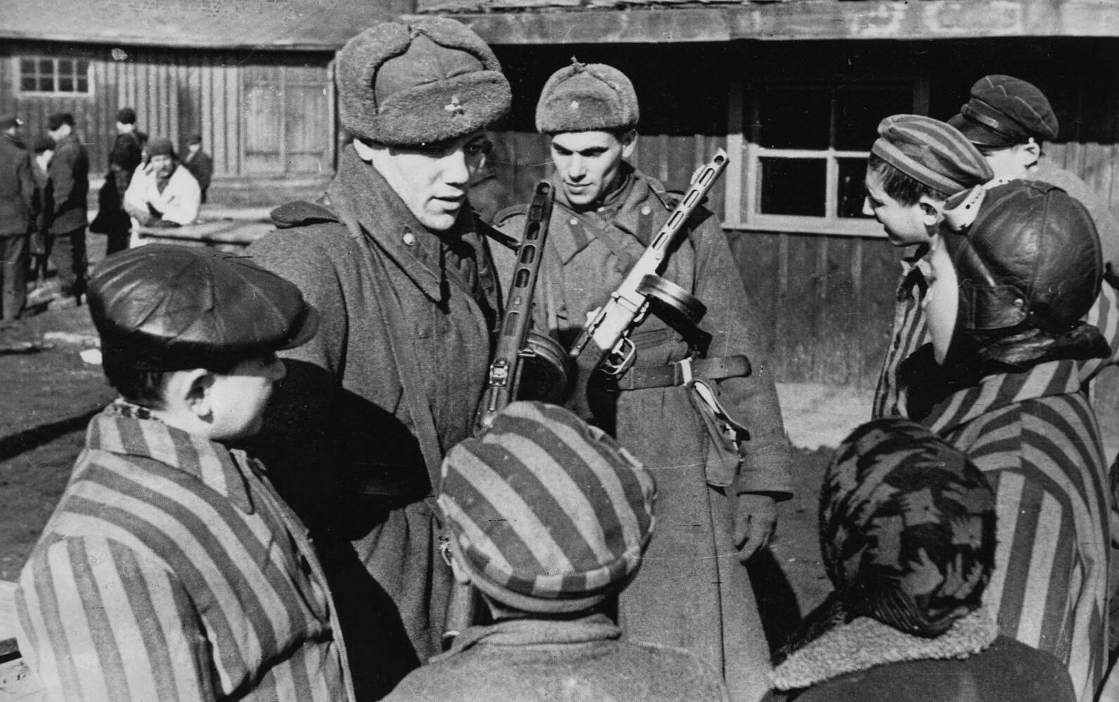  Советские солдаты общаются с детьми, освобожденными из Освенцима.