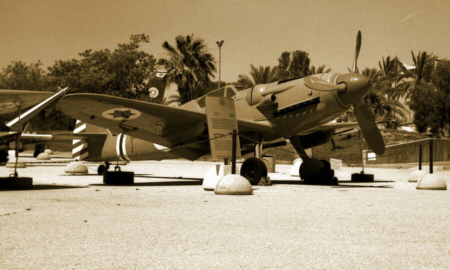 Истребитель «Авиа» S-199 – чехословацкая копия знаменитого немецкого «Мессершмитта» Bf 109. Поставки этих самолётов, санкционированные СССР, заложили основу ВВС Израиля. 