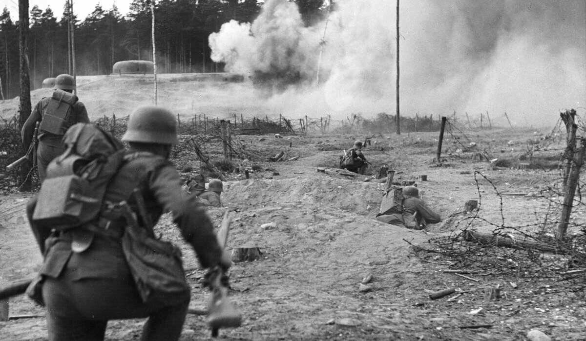 Немецкие сапёры преодолевают полосу советских приграничных укреплений, июнь 1941 года. 
