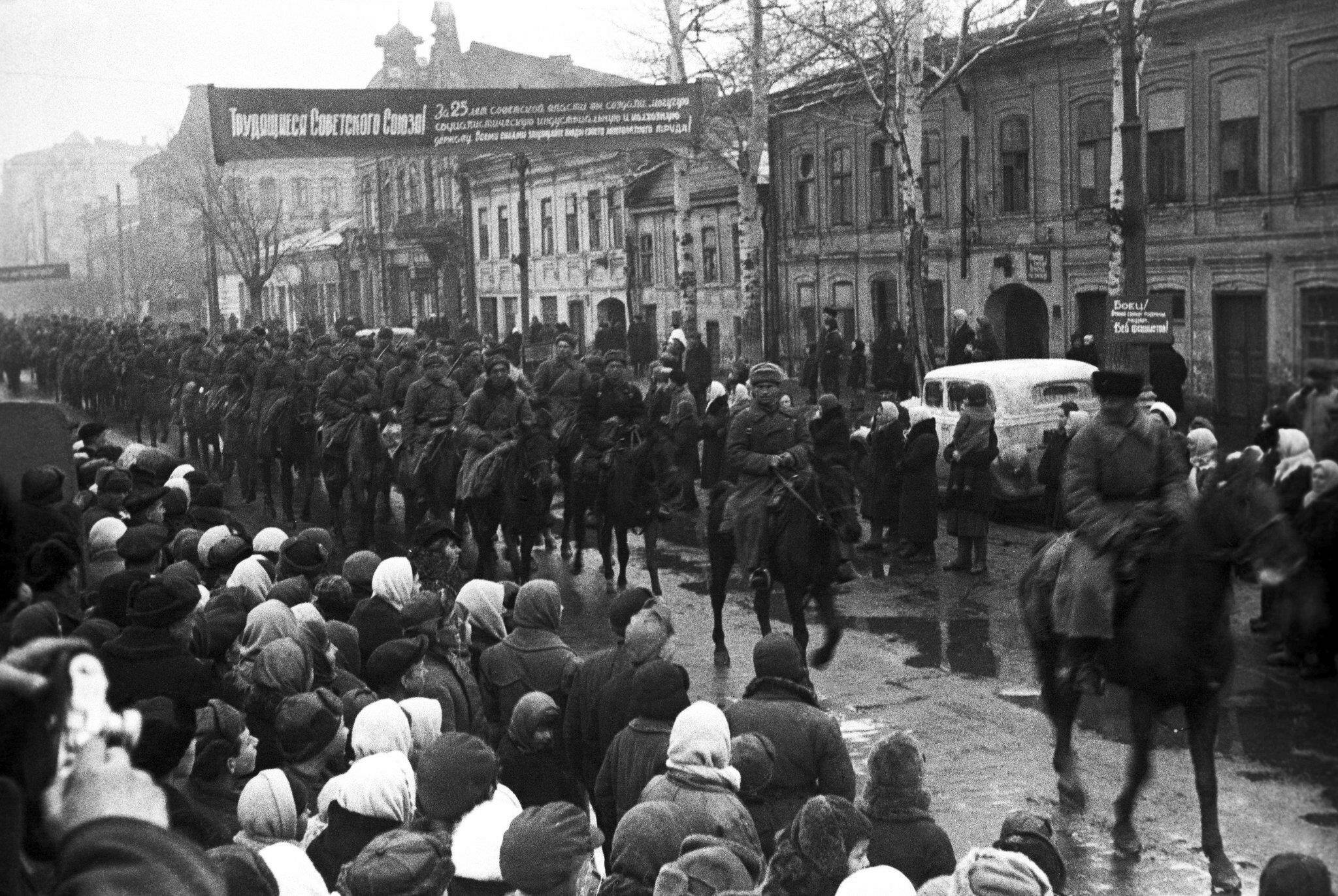 Колонна советской кавалерии проходит по улицам освобождённого Ростова-на-Дону. 
