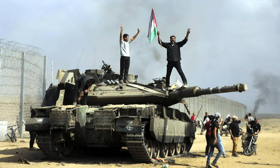 Ликующие палестинцы на захваченном у израильских военных танке. Граница Израиля и Сектора Газа, октябрь 2023 года.